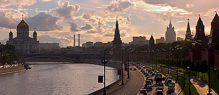 Kremlevskaya_Naberezhnaja_Moscow.jpg